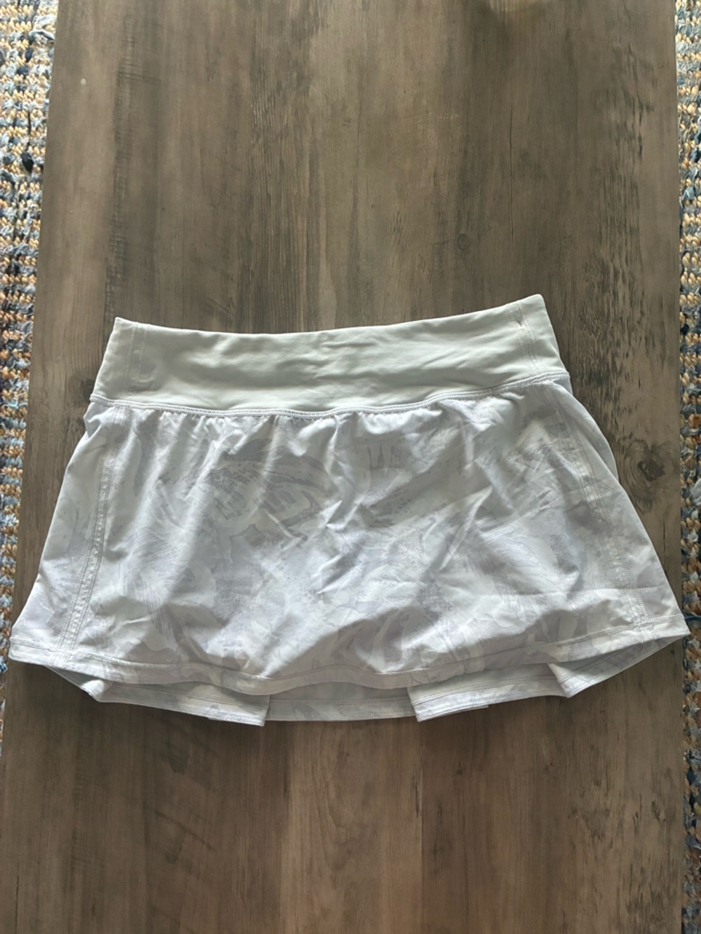 Lululemon White Athletic Skirt with Subtle Pattern